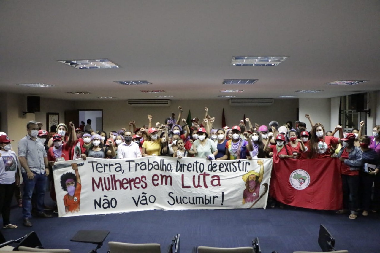 Governadora recebe representação de 40 Mulheres do MST