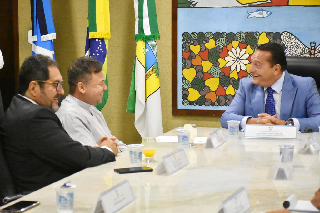 Imagem peregrina de Senhora Sant´Ana visita sede do Legislativo Potiguar