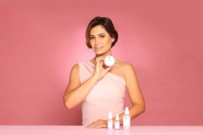 Michelle Bolsonaro tem investido na popularidade, linha de maquiagem e desejo em ser “capitã do povo”