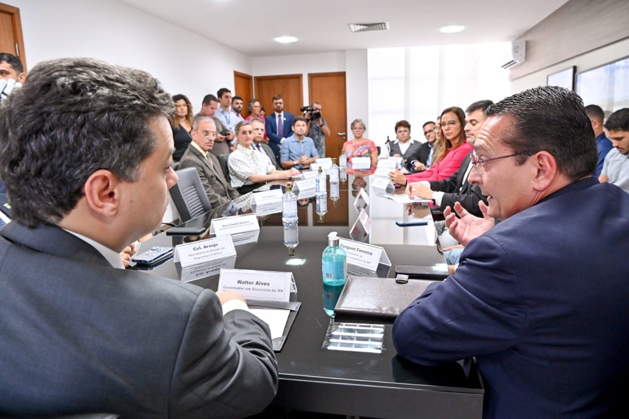 Em encontro proposto pelo Deputado Ezequiel Ferreira, Governo garante mais segurança às escolas