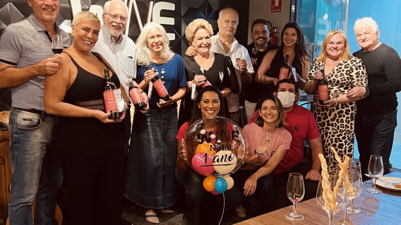 Um ano de Wine Natal é comemorado em reunião intimista para sócios e amigos, com muita celebração, música e vinho