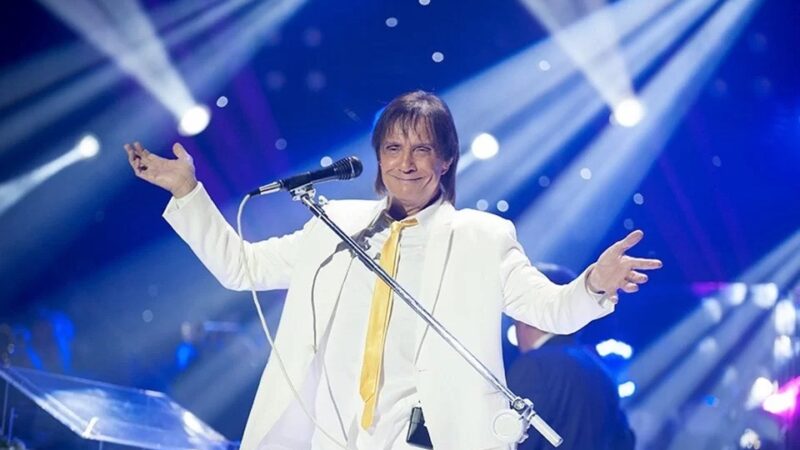 Roberto Carlos faz show em Natal  e presenteia no dia 14 de novembro