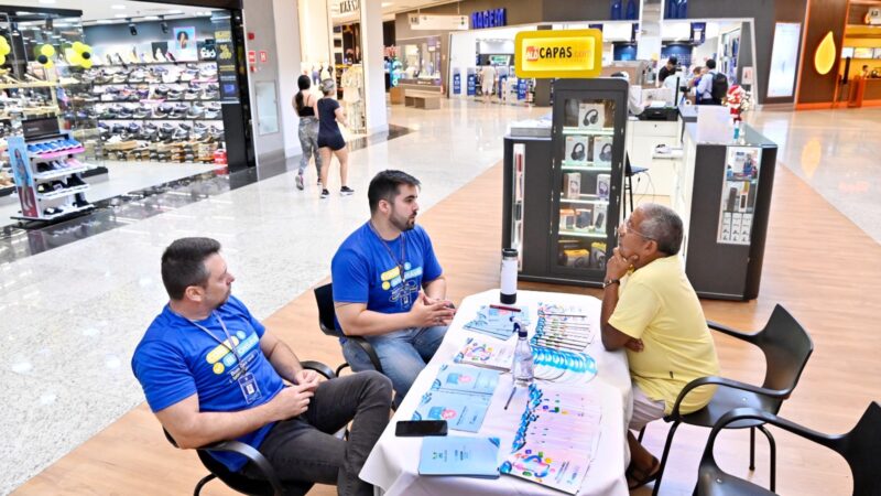 Campanha educativa do Procon Legislativo atende consumidores do Partage Norte Shopping