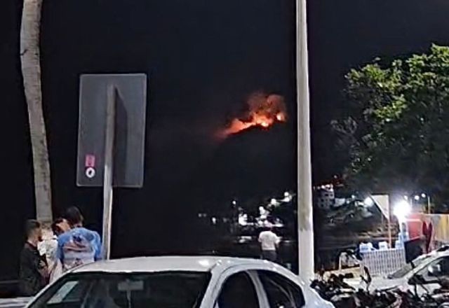 Bombeiros levam 10 horas para controlar incêndio no Morro do Careca