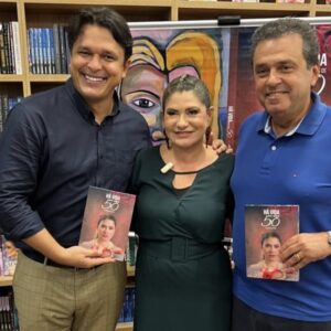 Uma noite repleta de alegria e presença de amigos, foi o lançamento do livro da querida Jeane Oliveira