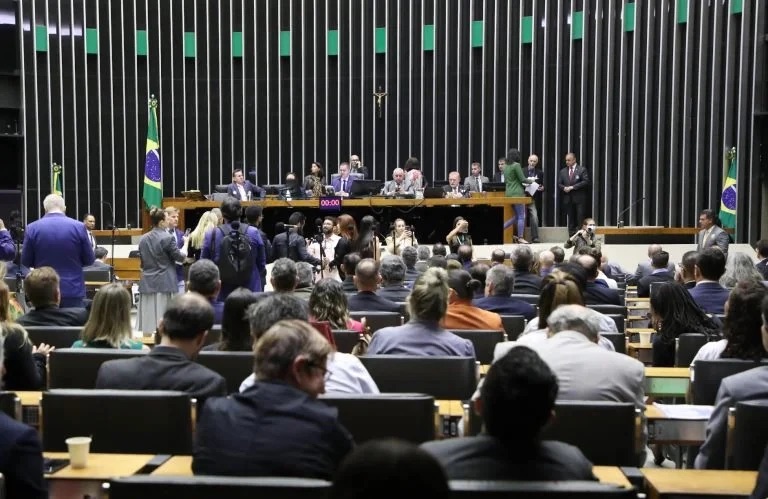 Câmara aprova projeto que aumenta pena mínima de feminicídio para 20 anos; máxima pode chegar a 40 anos