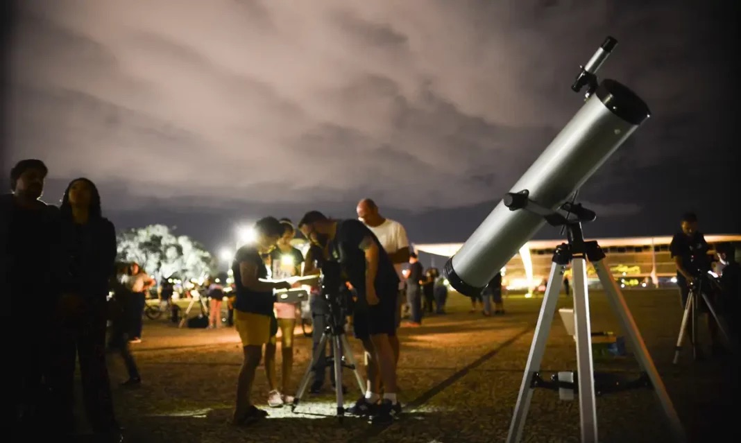 Cometa que passará perto da Terra poderá ser visto no Brasil; entenda