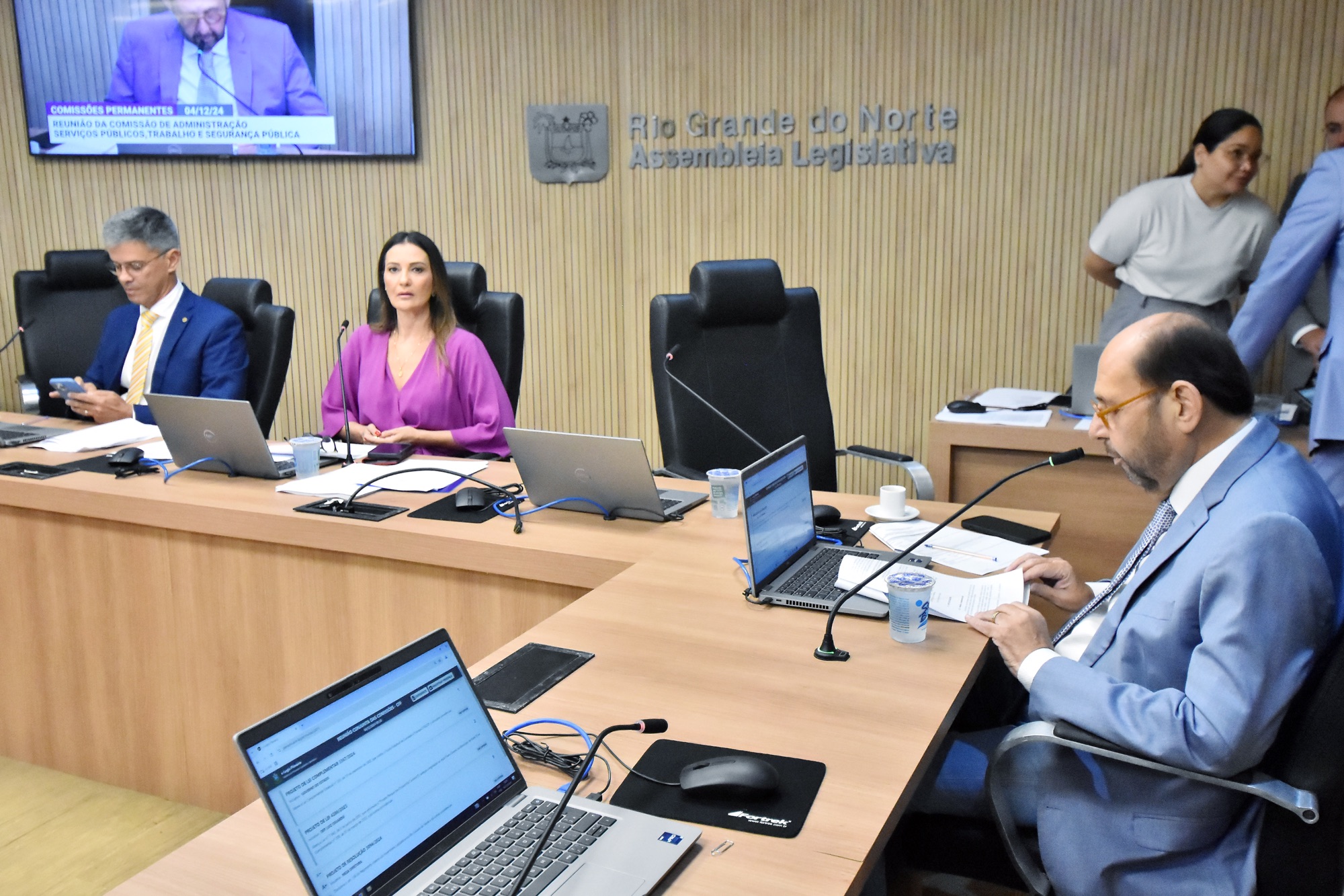 Comissão de Administração aprova projetos que beneficiam mulheres potiguares