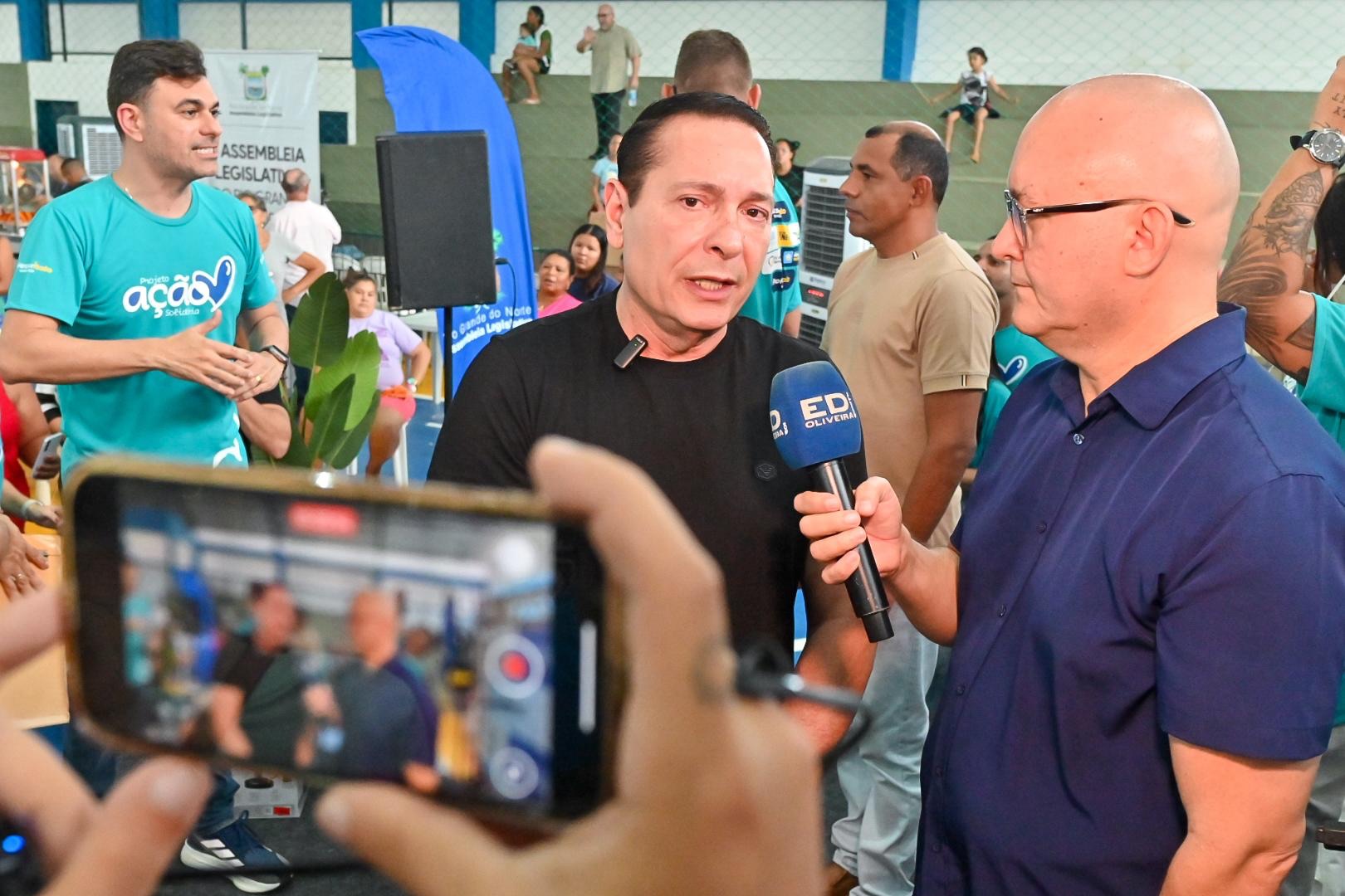 Ezequiel visita escolas em Parnamirim ao lado do vereador professor Italo