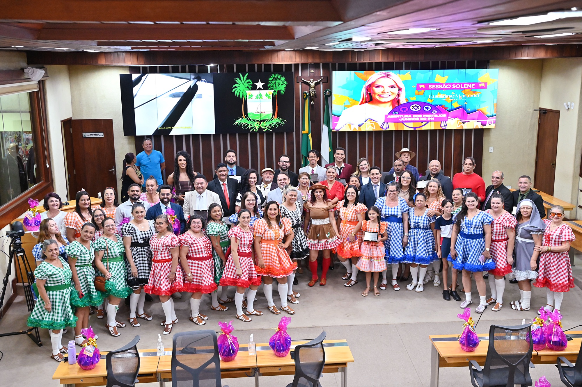 Em solenidade, Eudiane Macedo homenageia integrantes de quadrilhas juninas