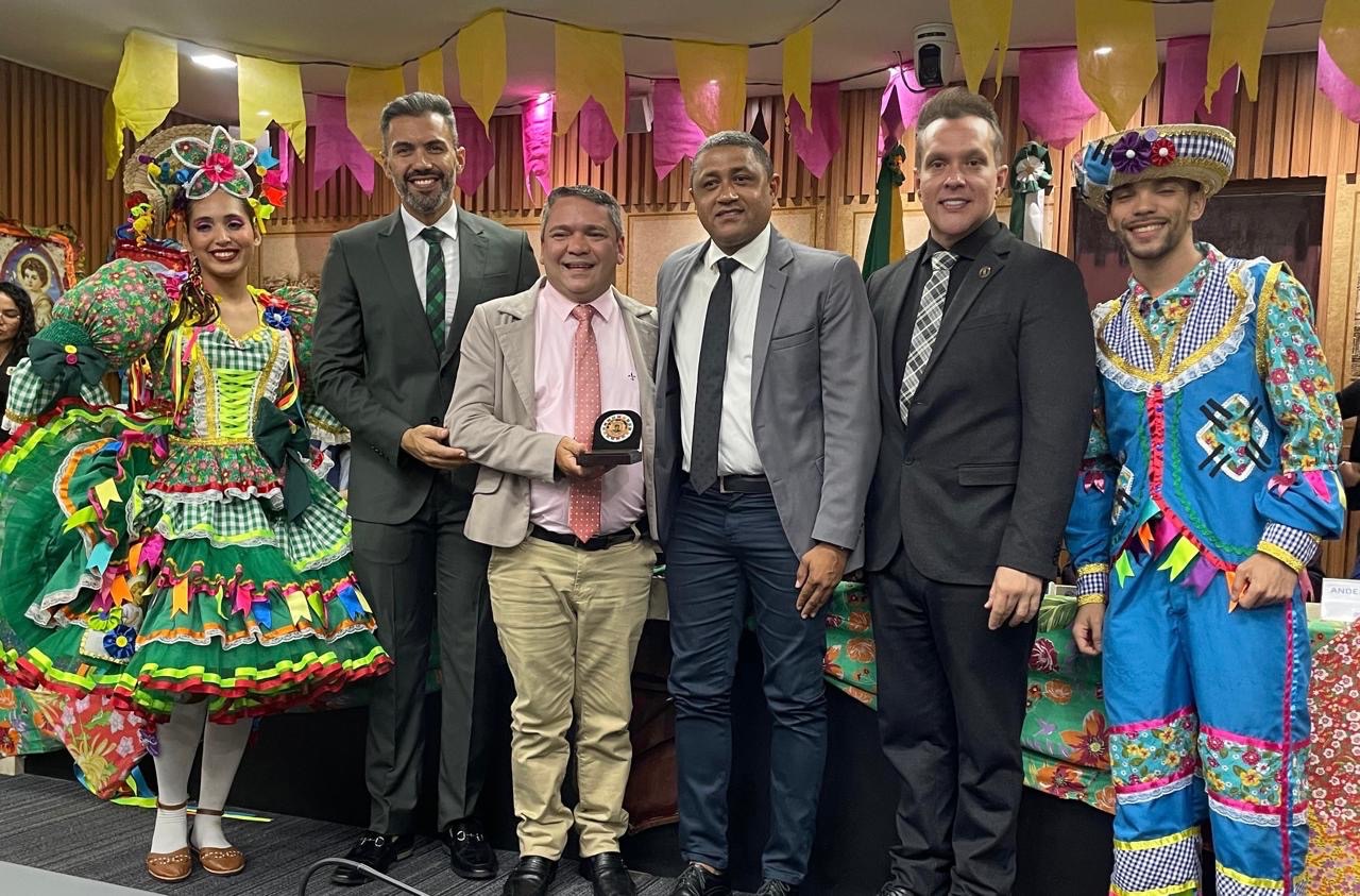 Produtor cultural é homenageado com a Comenda Marcilio Canário em SessãoSolene na Câmara Mundial do Natal