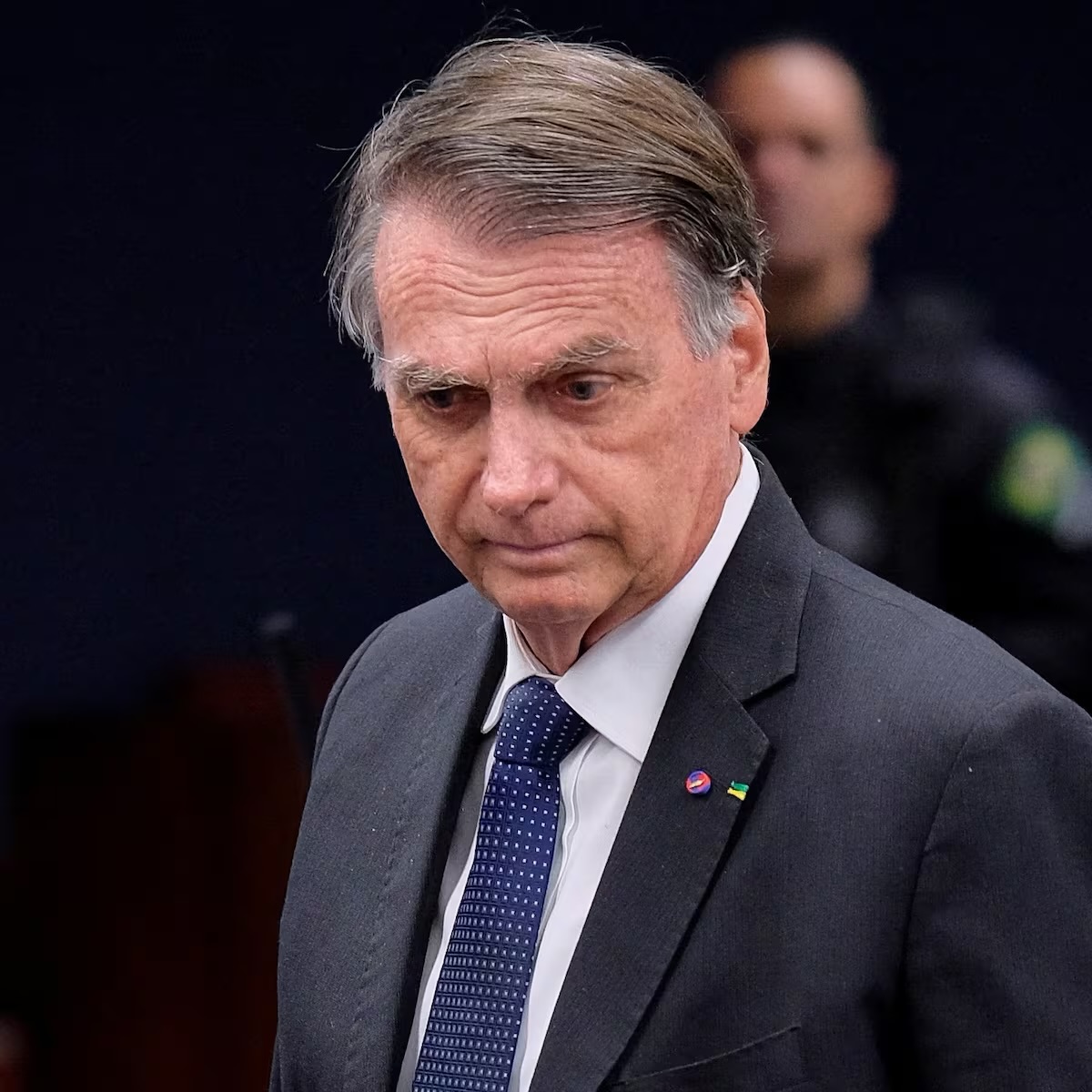 Bolsonaro agora usa tornozeleira eletrônica — e perdeu quase tudo