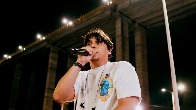 Cantor potiguar Abiel se destaca no pré-carnaval de Natal com forte interação com o público