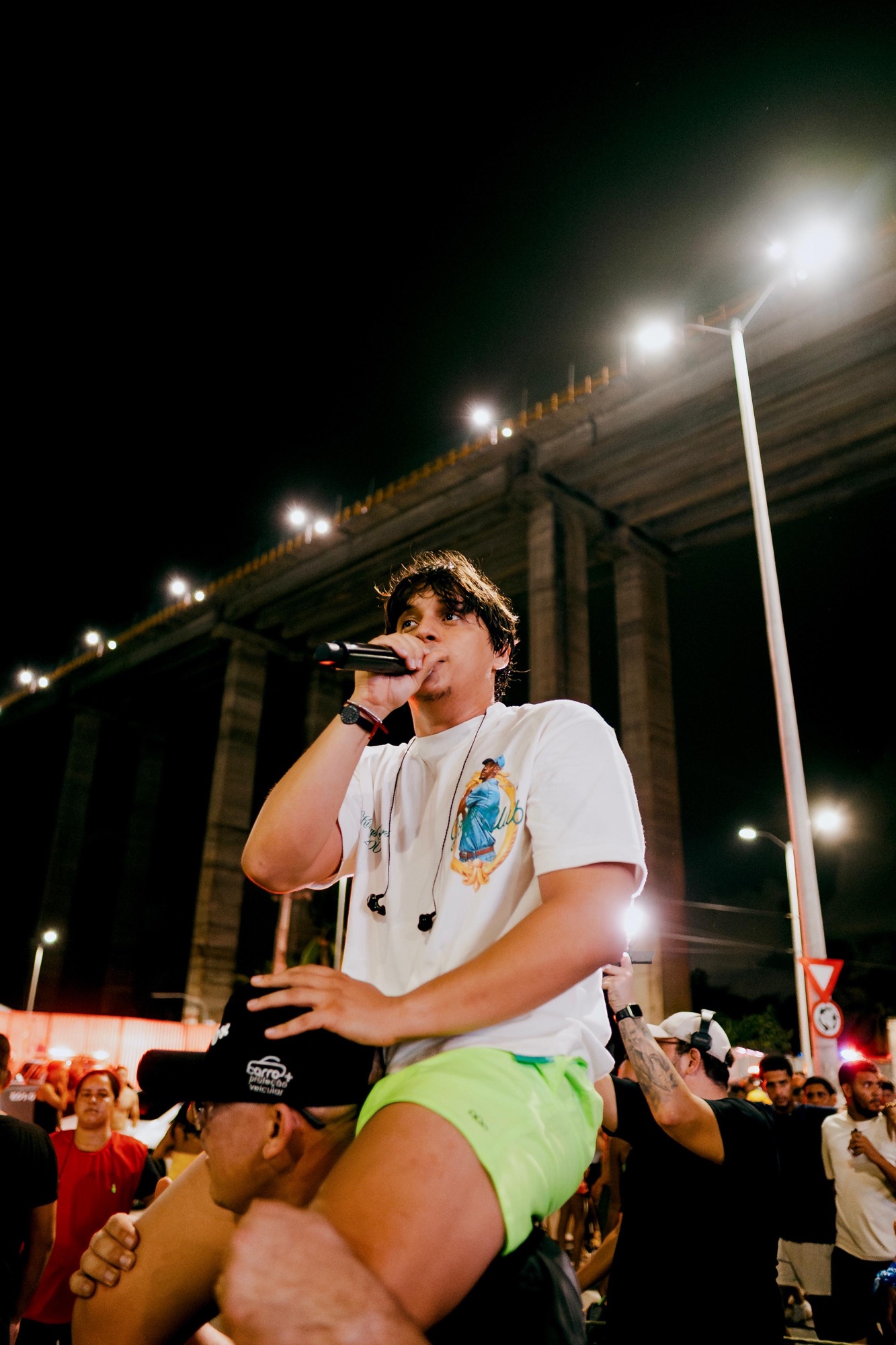 Cantor potiguar Abiel se destaca no pré-carnaval de Natal com forte interação com o público