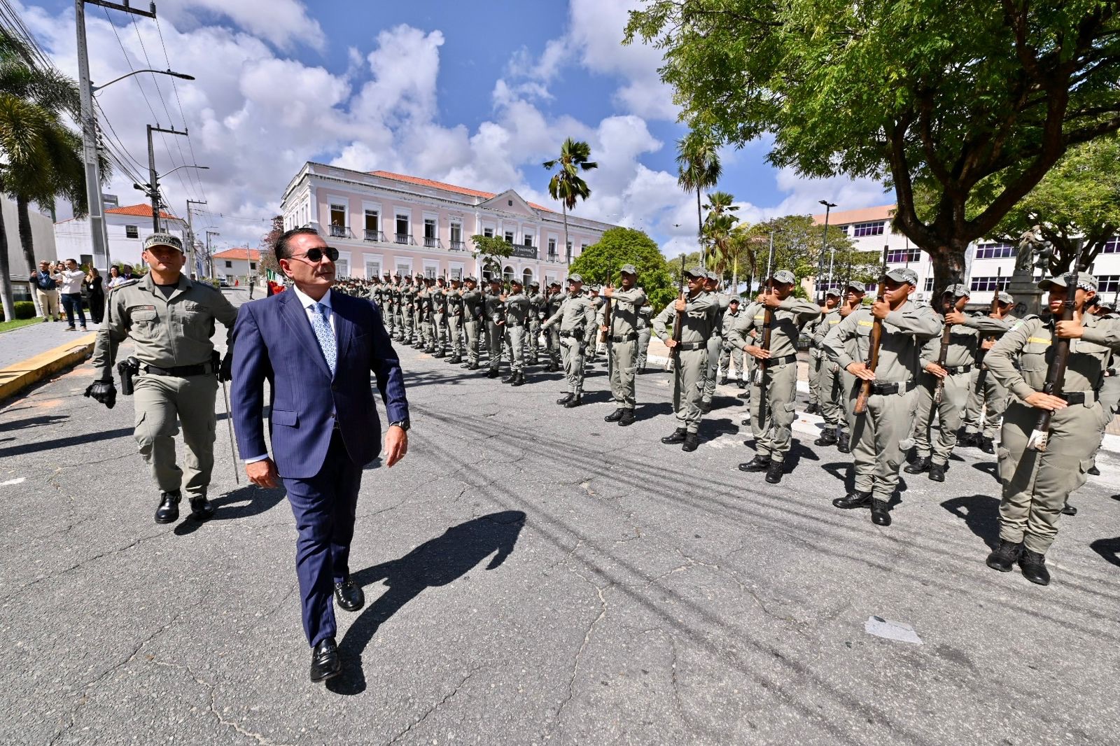 Presidente da Assembleia conduz revista às tropas na abertura do ano legislativo