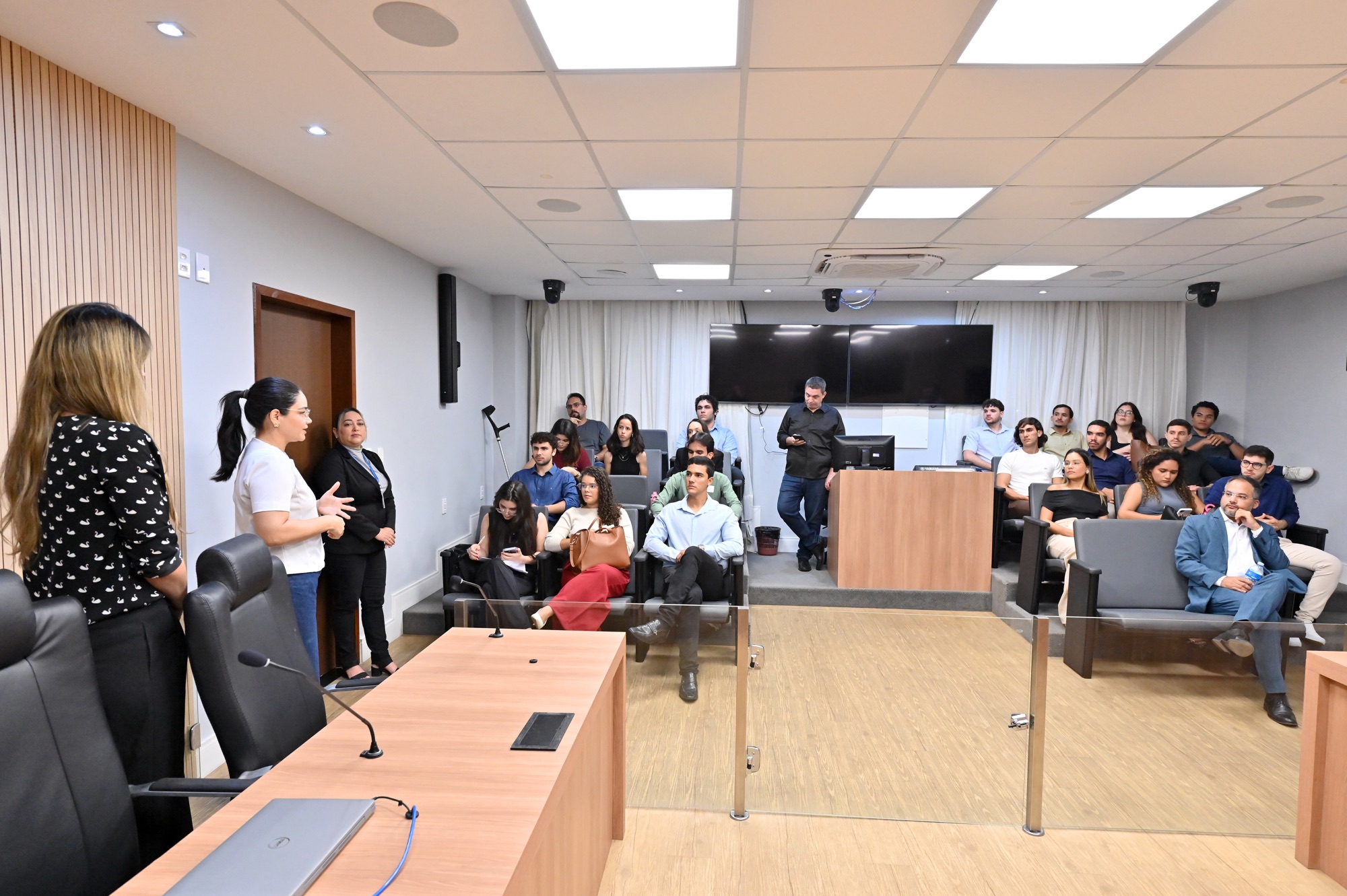 Alunos de Direito da UFRN vivenciam na prática o trabalho legislativo na ALRN