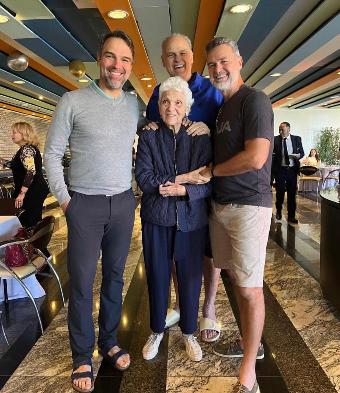 Morre Dona Janira, mãe de Oscar e Tadeu Schmidt, aos 92 anos