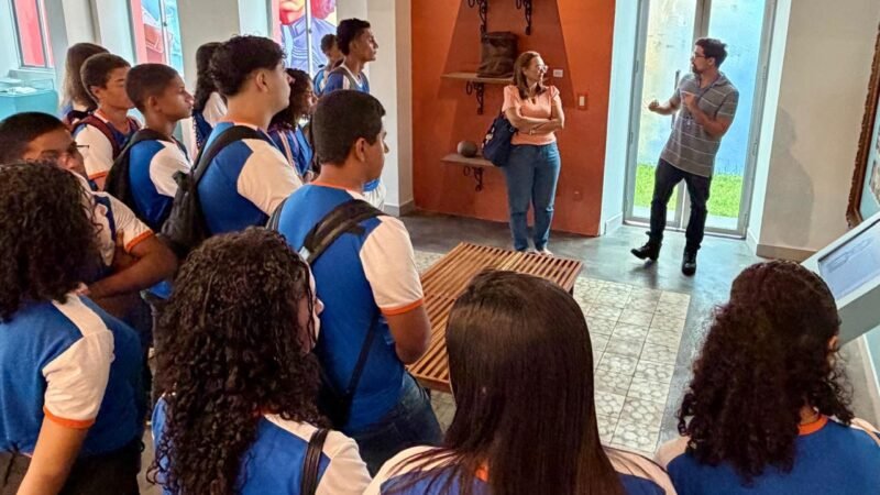 Professora transforma visita ao Memorial do Legislativo em experiência permanente para alunos