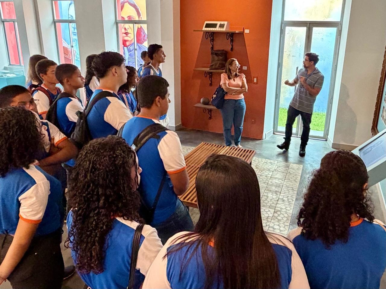 Professora transforma visita ao Memorial do Legislativo em experiência permanente para alunos